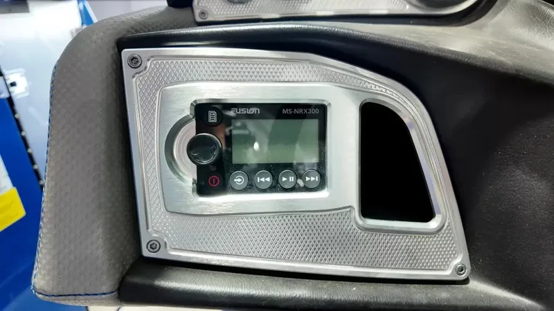 Slide: The Image of MasterCraft X26 2016 - 32