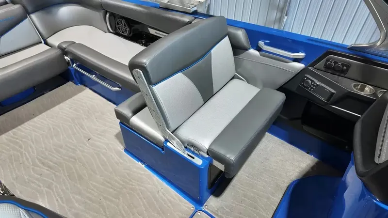 Slide: The Image of MasterCraft X26 2016 - 45