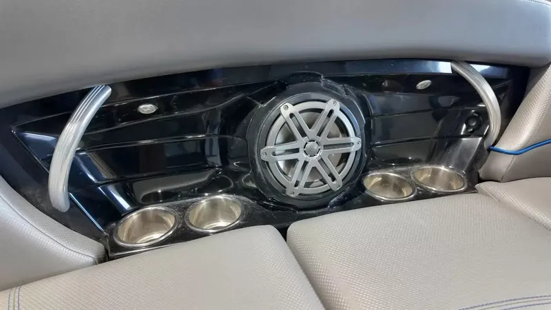 Slide: The Image of MasterCraft X26 2016 - 23