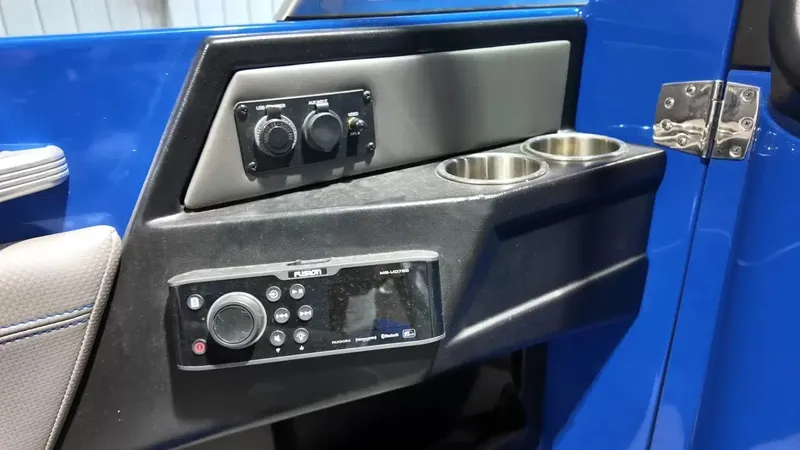 Slide: The Image of MasterCraft X26 2016 - 49