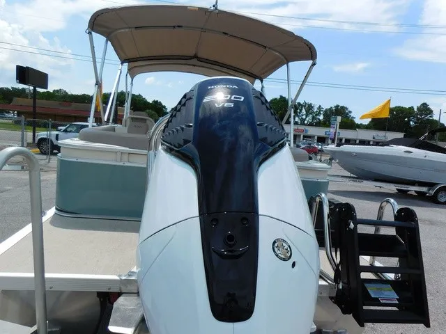 Slide: The Image of Avalon LSZ Quad Lounge - 23' 2027 - 3