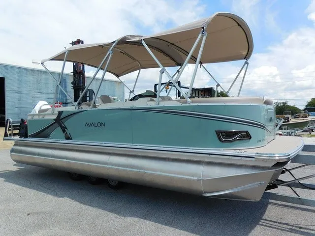 The Image of Avalon LSZ Quad Lounge - 23' 2027 - 1