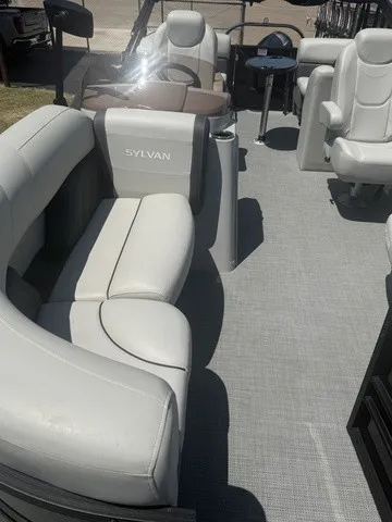 Slide: The Image of Sylvan Mirage Cruise 820 LZ 2023 - 13
