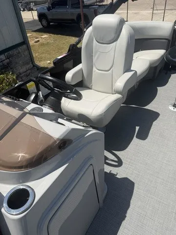 Slide: The Image of Sylvan Mirage Cruise 820 LZ 2023 - 17