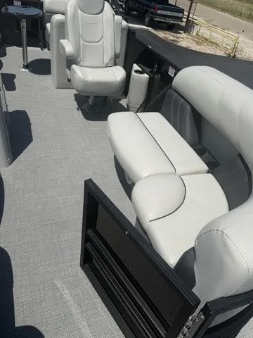 Slide: The Image of Sylvan Mirage Cruise 820 LZ 2023 - 14