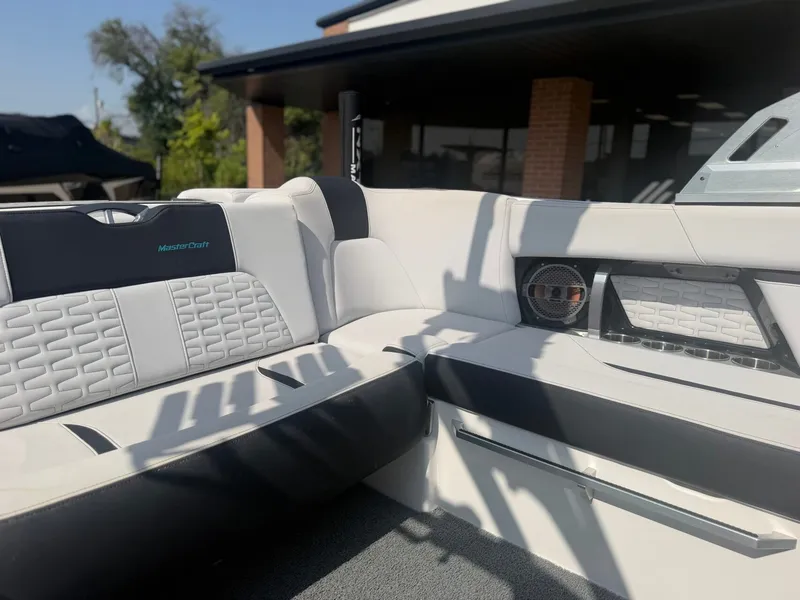 Slide: The Image of MasterCraft X22 2020 - 18