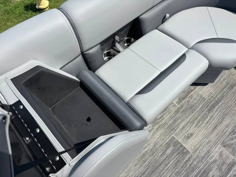 Slide: The Image of Bentley Pontoons 200 LEGACY NAVIGATOR 2027 - 12