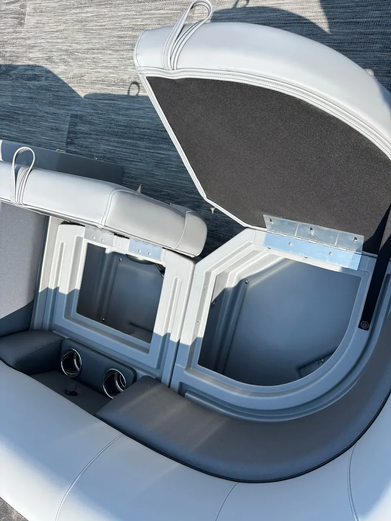 Slide: The Image of Bentley Pontoons 200 LEGACY NAVIGATOR 2027 - 10