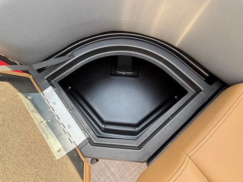 Slide: The Image of Bentley Pontoons 223 LEGACY NAVIGATOR 2027 - 32