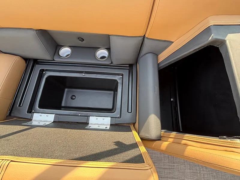 Slide: The Image of Bentley Pontoons 223 LEGACY NAVIGATOR 2027 - 31