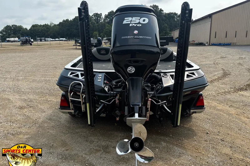 Slide: The Image of 2018 Ranger Z520L boat with 250 Pro engine, displayed outdoors at D&R Sports Center. - 3