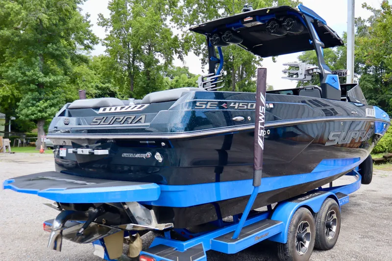 Slide: The Image of 2022 Supra SE 450 boat on trailer, featuring sleek design and vibrant blue accents. - 4