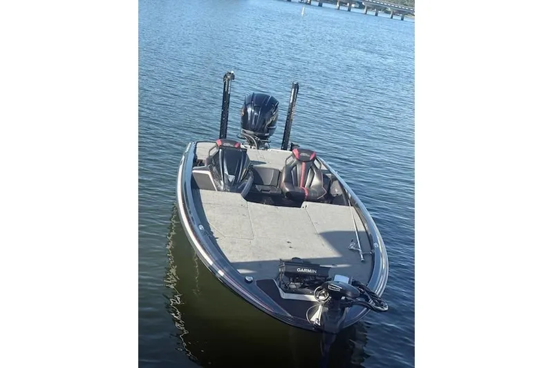 Slide: The Image of 2026 Skeeter ZXE20 boat on calm water, featuring modern design and equipment. - 18