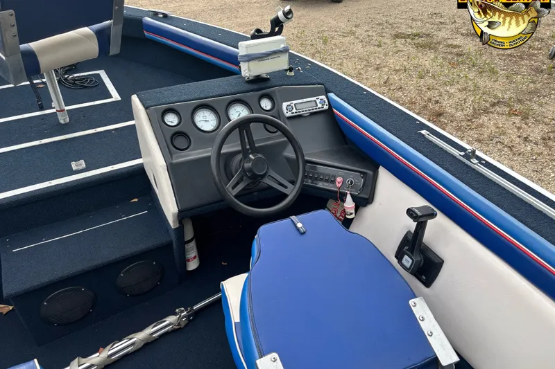 Slide: The Image of 1991 Starcraft Super Fisherman 170 boat interior with steering wheel and control panel. - 5