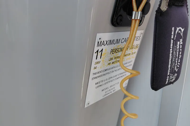 Slide: The Image of Capacity label on 2022 SunCatcher Select 20F boat, showing maximum persons and weight. - 36