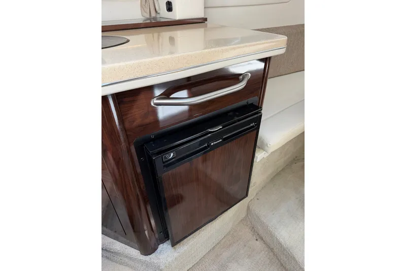 Slide: The Image of 2016 Sea Ray Sundancer 260 interior with compact fridge and countertop. - 60