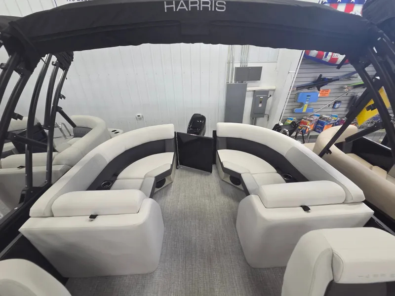 Slide: The Image of Harris Cruiser 210 2026 - 14