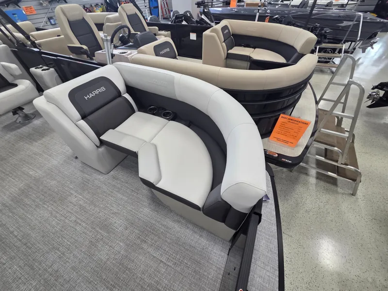 Slide: The Image of Harris Cruiser 210 2026 - 5