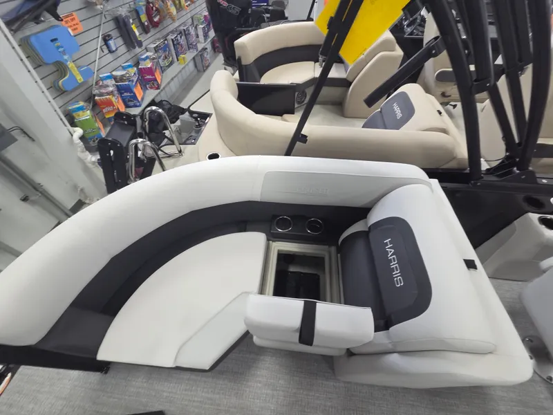Slide: The Image of Harris Cruiser 210 2026 - 20