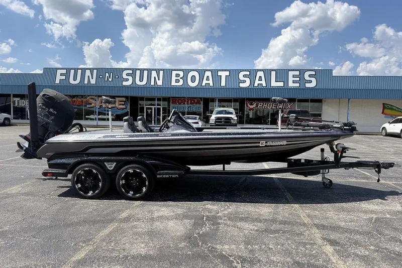 The Image of 2018 Skeeter FX21 boat at Fun-N-Sun Boat Sales dealership. - 1