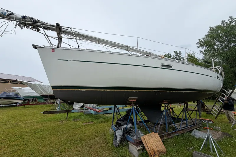 Slide: The Image of 2001 Beneteau 331 sailboat on stands, displayed outdoors on grass. - 3