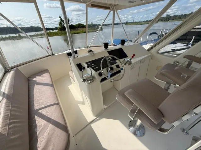 Slide: The Image of Helm of a 1997 Ocean Yachts 40ss with two seats and a sofa. - 6