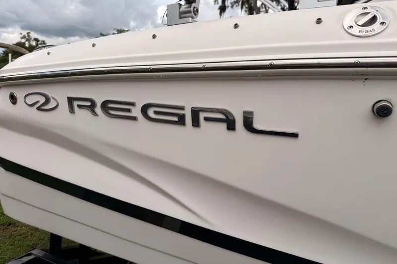 Slide: The Image of 2018 Regal 1900 ES Bowrider boat, close-up of logo and gas cap. - 10