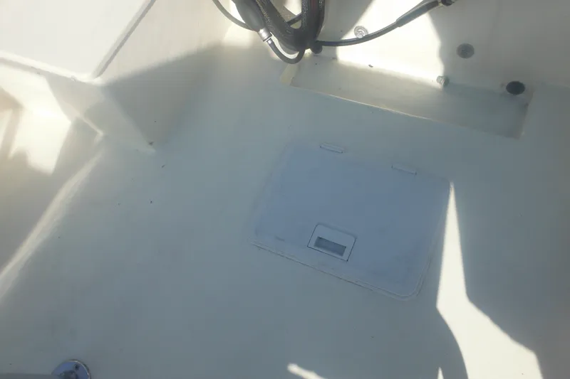 Slide: The Image of 2001 Parker 1801 Center Console boat deck with storage hatch and cables. - 39