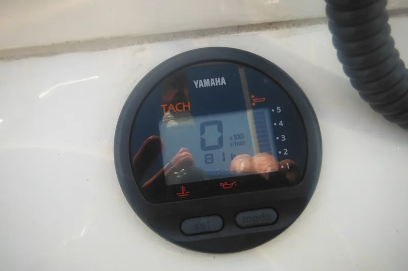 Slide: The Image of Yamaha tachometer on 2001 Parker 1801 Center Console boat dashboard. - 31