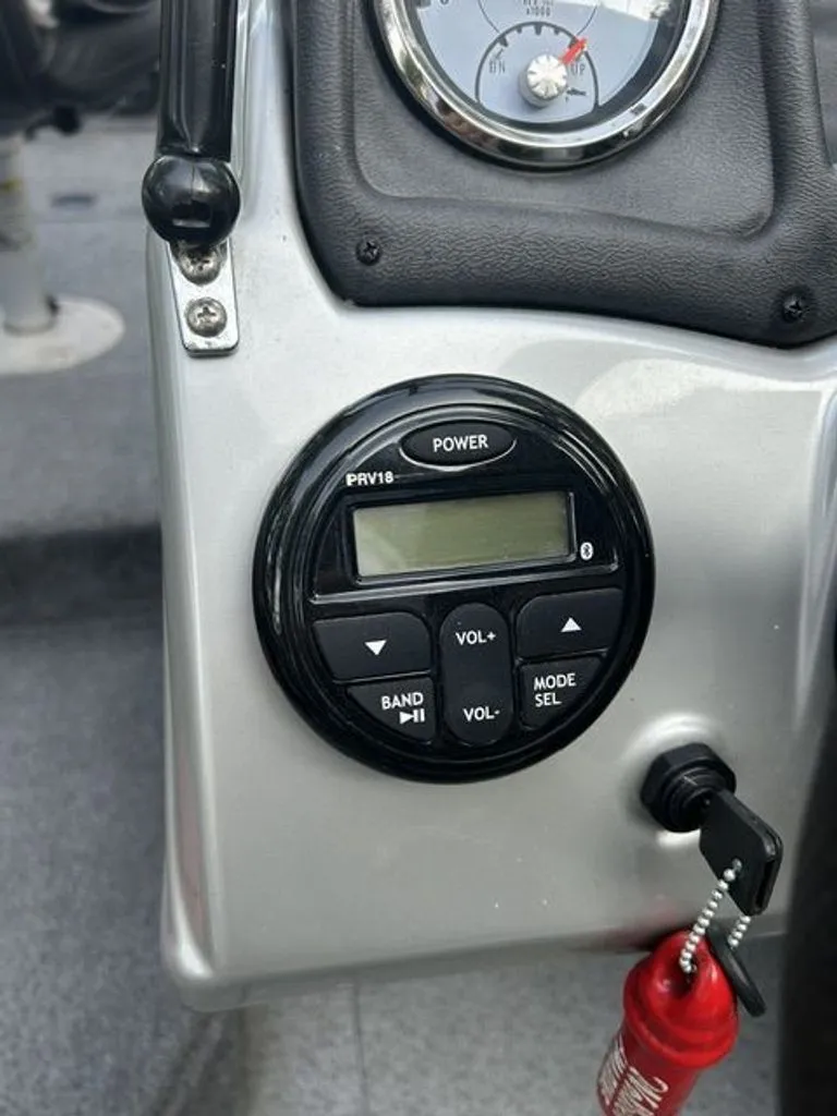 Slide: The Image of Tracker Pro Guide V-165 WT 2018 - 16