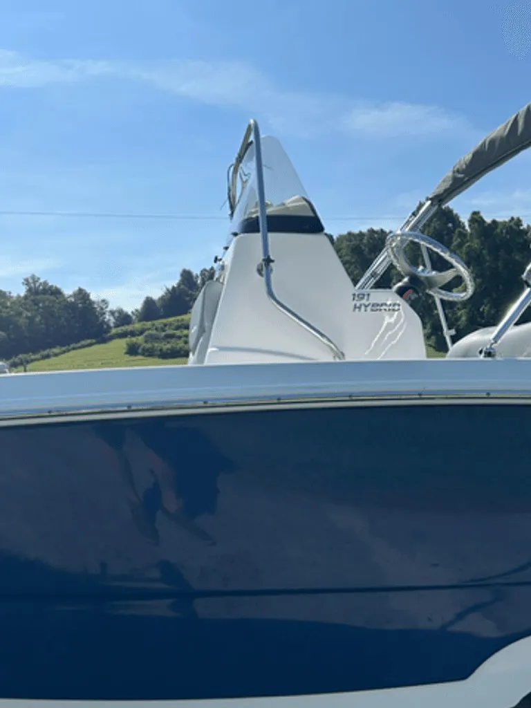 Slide: The Image of NauticStar 191 Hybrid 2024 - 13