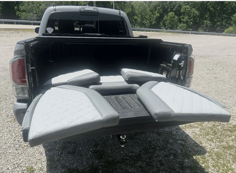 Slide: The Image of NauticStar 191 Hybrid 2024 - 18