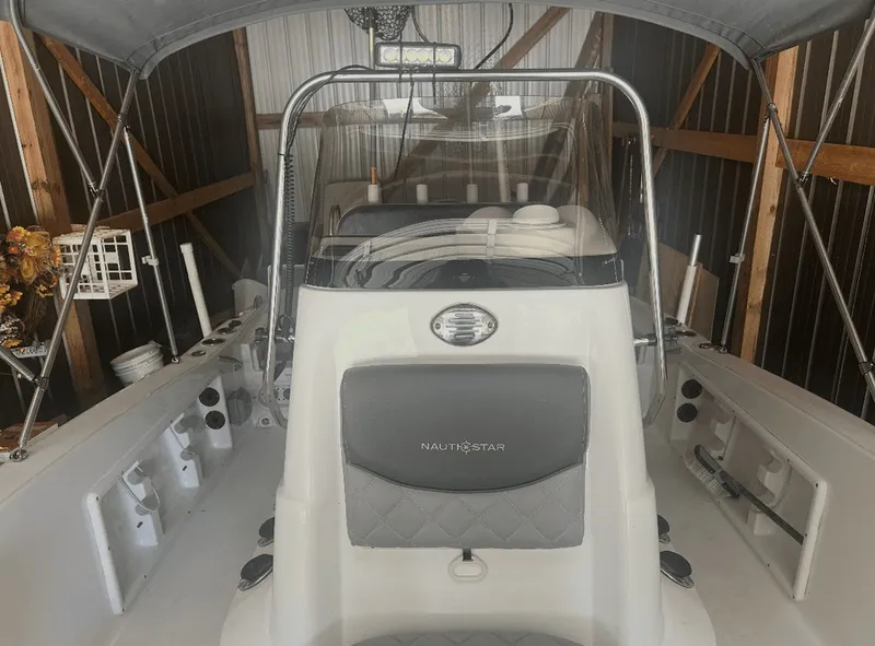Slide: The Image of NauticStar 191 Hybrid 2024 - 6