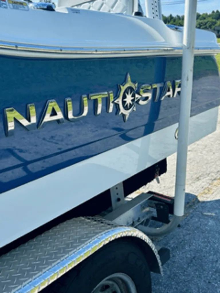 Slide: The Image of NauticStar 191 Hybrid 2024 - 15