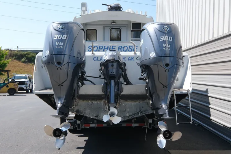 Slide: The Image of 2022 KingFisher 3425 GFX Offshore boat with dual Yamaha 300 V6 outboard engines. - 5