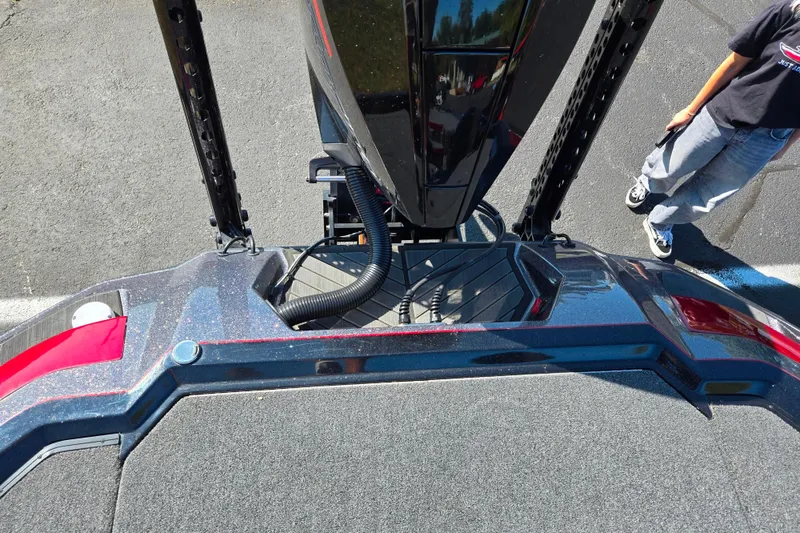 Slide: The Image of 2025 Vexus VX21 boat deck with sleek design and modern features. - 28