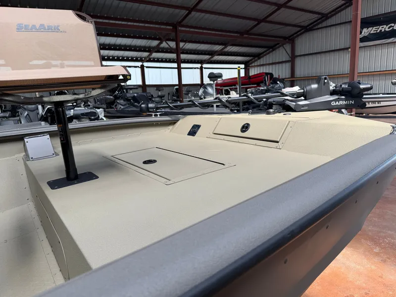 Slide: The Image of SeaArk Phantom 20XV 2027 - 9