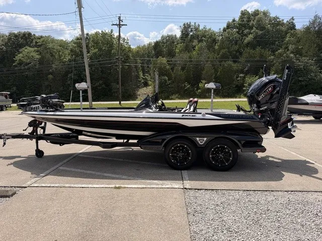 Slide: The Image of Skeeter FXR20 PRO 2025 - 18