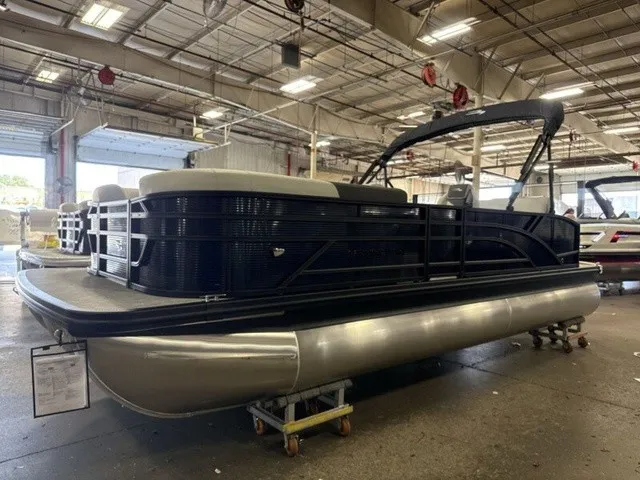 The Image of Bennington S-One Swingback 22 S1SB Tritoon 2027 - 1