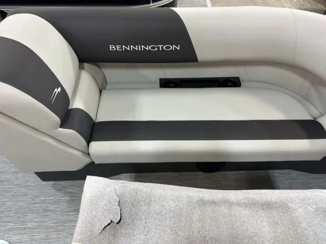 Slide: The Image of Bennington S-One Swingback 22 S1SB Tritoon 2027 - 6