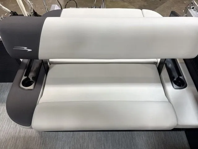 Slide: The Image of Bennington S-One Swingback 22 S1SB Tritoon 2027 - 12