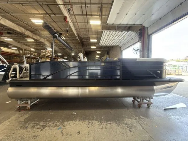 Slide: The Image of Bennington S-One Swingback 22 S1SB Tritoon 2027 - 3