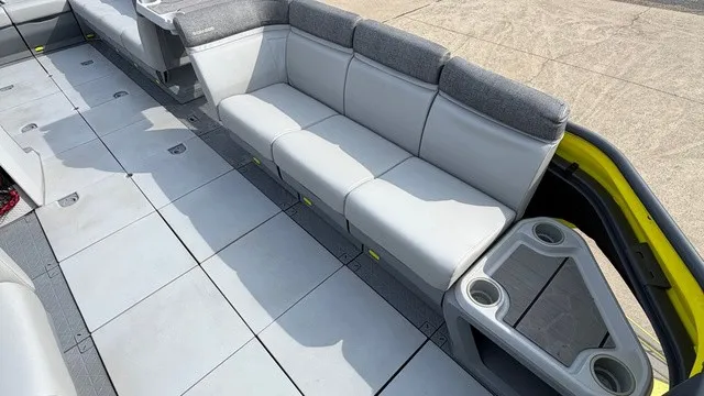 Slide: The Image of Sea-Doo Switch Cruise 18 - 170 HP 2023 - 14