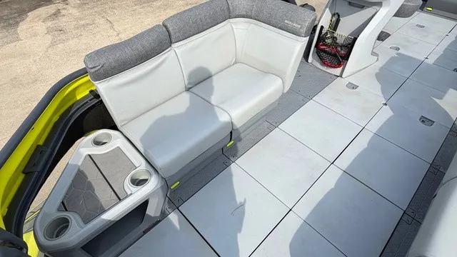 Slide: The Image of Sea-Doo Switch Cruise 18 - 170 HP 2023 - 15