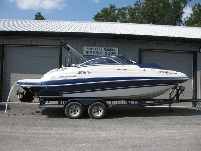 The Image of Four Winns Funship Series F224 2011 - 1