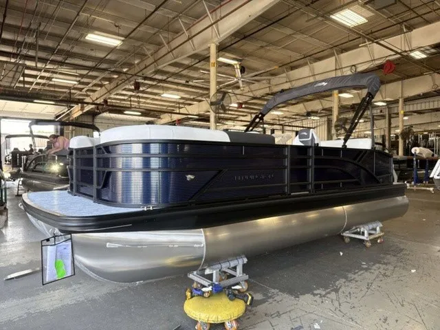 The Image of Bennington S-One Swingback 22 S1SB Tritoon 2027 - 1