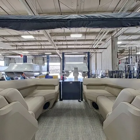 Slide: The Image of Bennington M Quad Bench 22 MFB Tritoon 2027 - 19