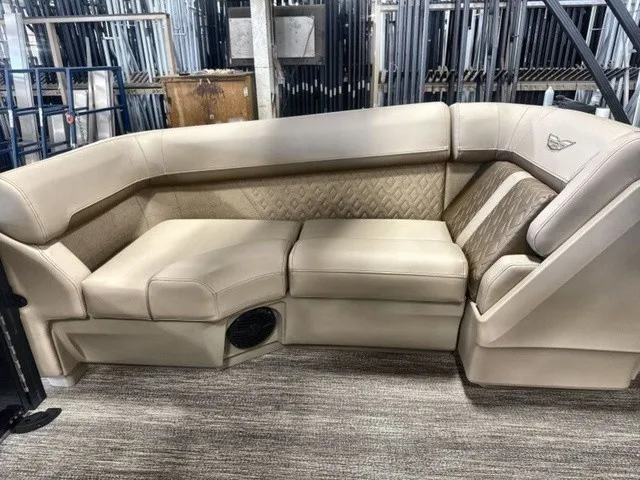 Slide: The Image of Bennington M Quad Bench 22 MFB Tritoon 2027 - 20