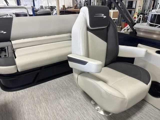 Slide: The Image of Bennington S-One Swingback 22 S1SB Tritoon 2027 - 12