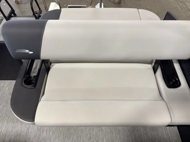 Slide: The Image of Bennington S-One Swingback 22 S1SB Tritoon 2027 - 13